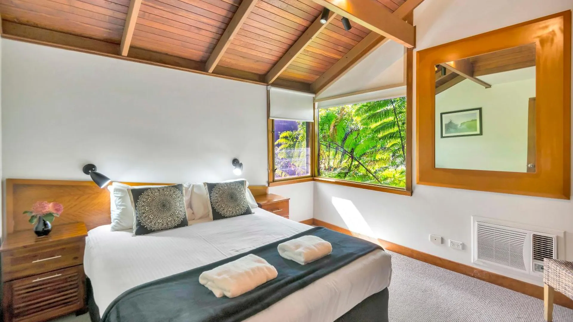 The Oasis Apartments And Treetop Houses Byron Bay