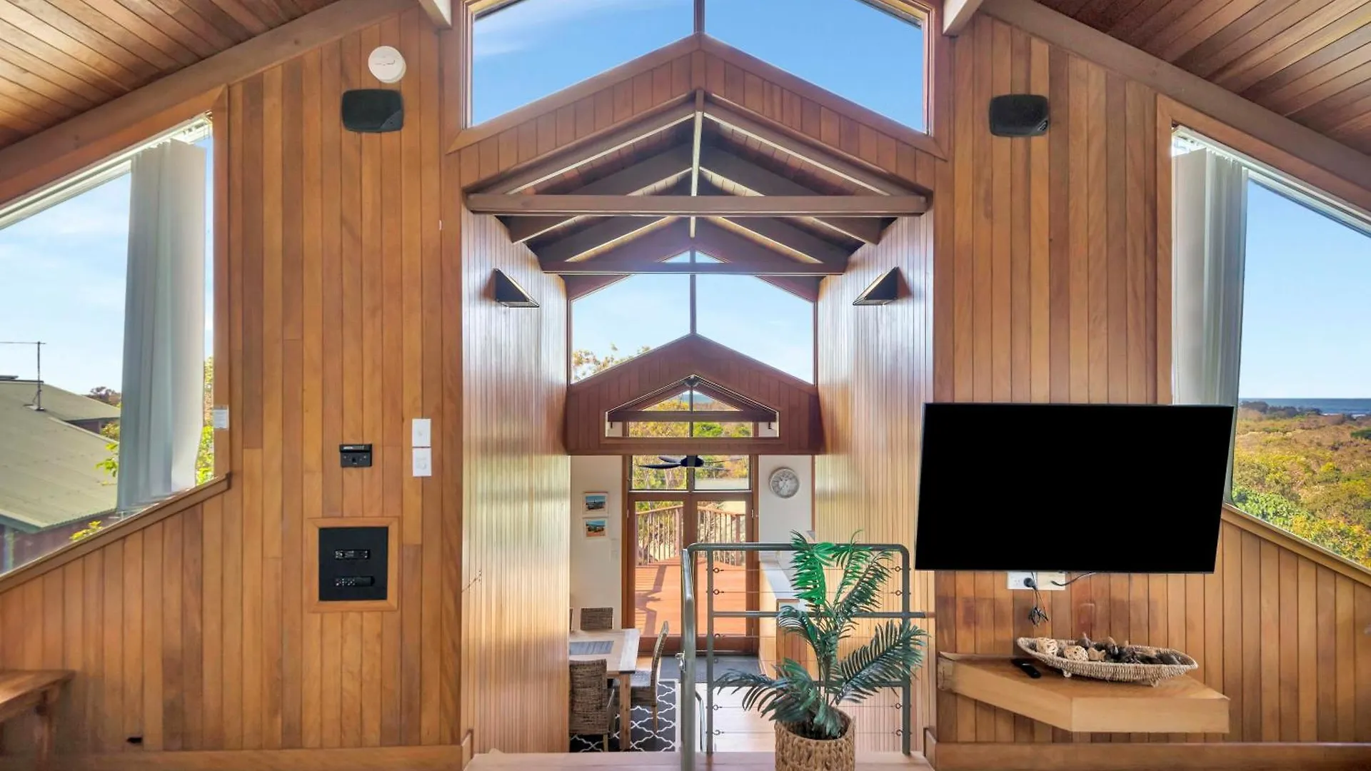 The Oasis Apartments And Treetop Houses Byron Bay