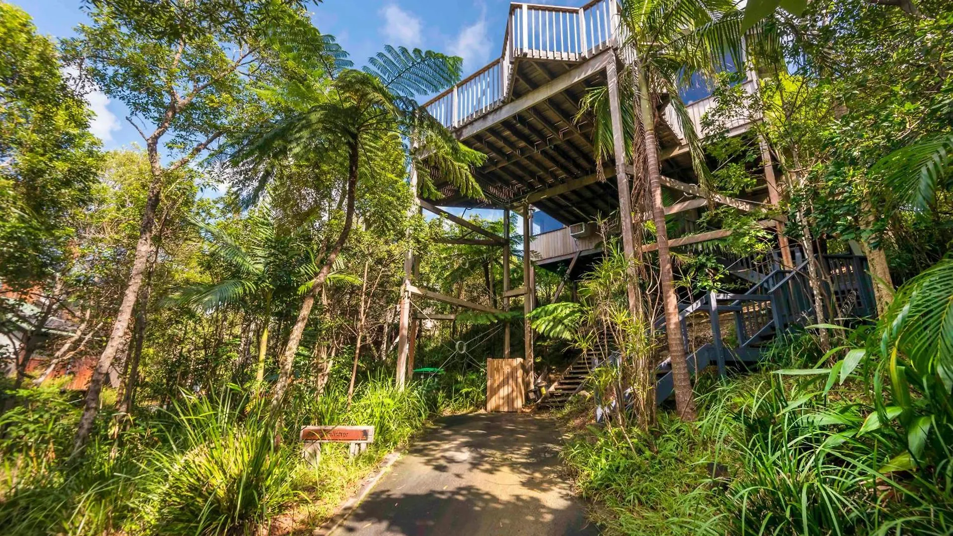 The Oasis Apartments And Treetop Houses Byron Bay