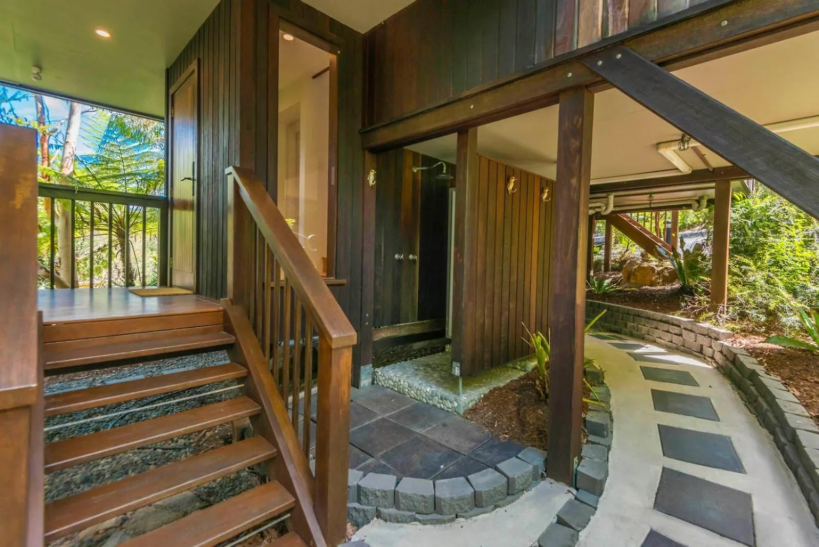 The Oasis Apartments And Treetop Houses Byron Bay Aparthotel