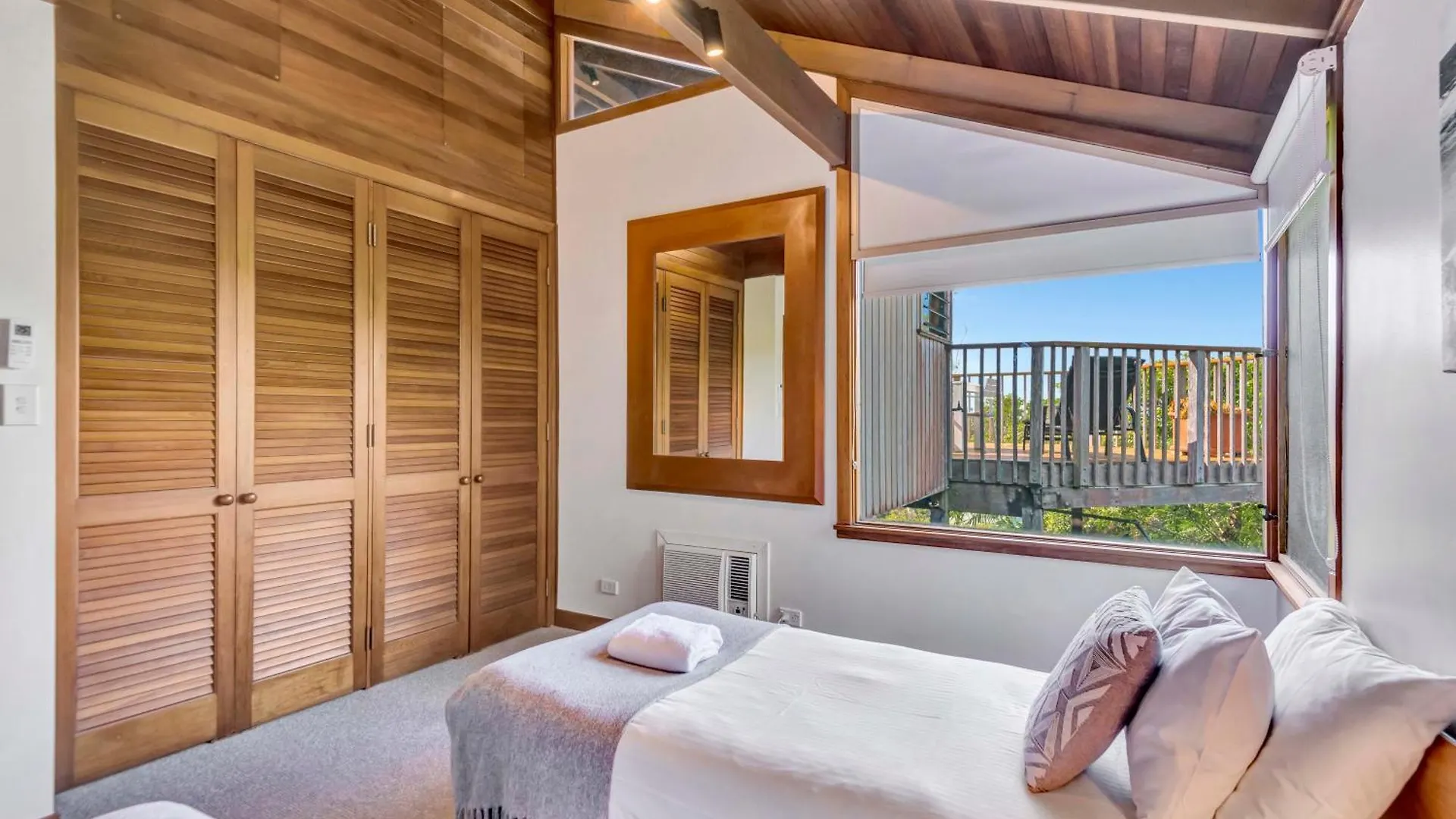 *** Aparthotel The Oasis Apartments And Treetop Houses Byron Bay Australia